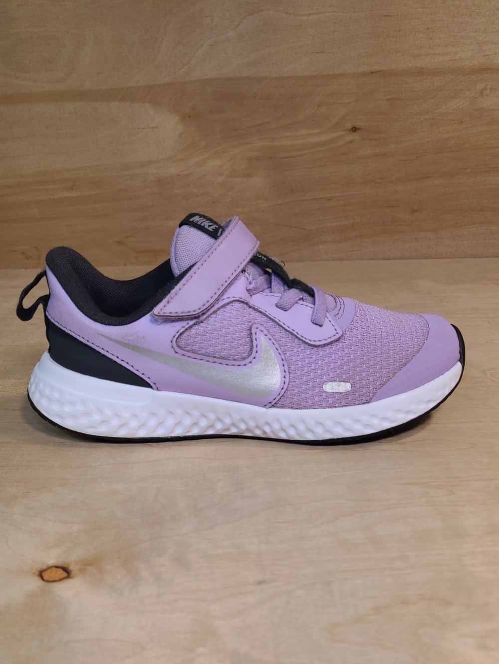 Nike Revolution 5 'Lilac' Kids Sneaker Featuring a Vibrant Lilac Mesh Size 13C
